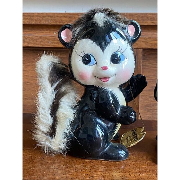 Vintage Phewie and Stinky Ceramic Skunk Bank with Fuzzy Fur Accents by Napco Jap - Picture 3 of 7